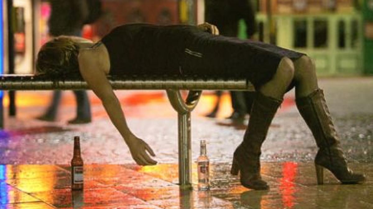 apocalipsa de revelion pe strazile londrei fetele bete crita au facut striptease printre altele