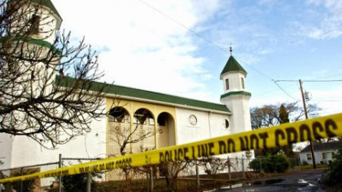 atacuri cu cocteiluri molotov asupra mai multor cladiri apartinand comunitatii musulmane din new