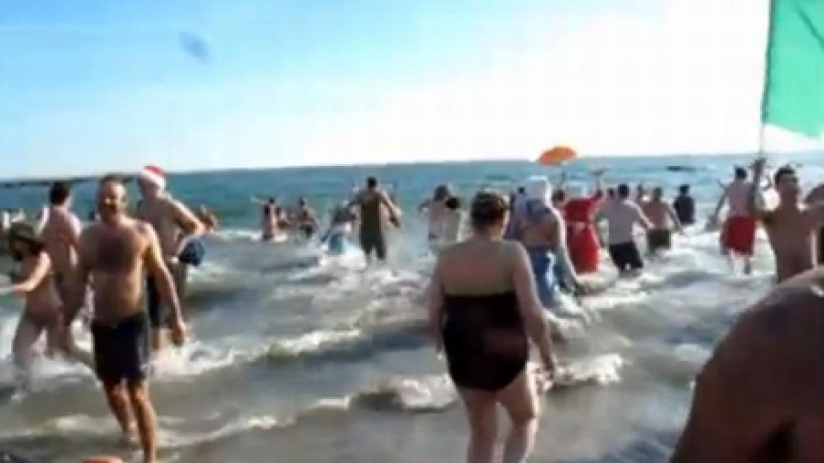 inceput de an revigorant in sua peste 1 000 de curajosi s au balacit in valurile reci ca gheata ale