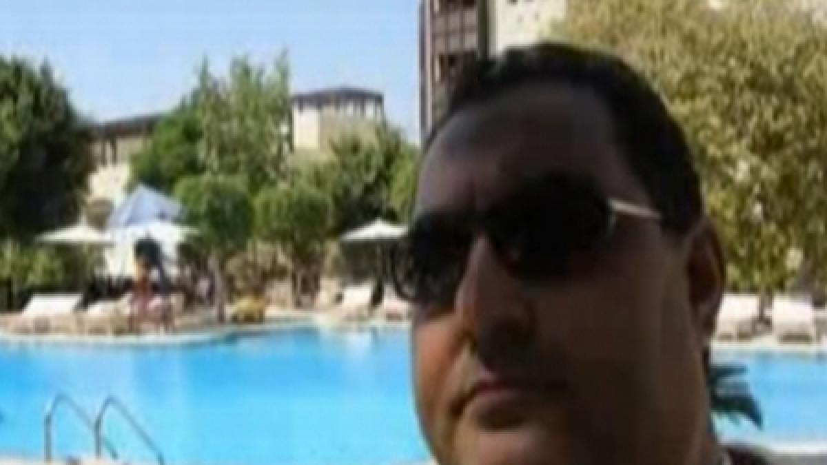 interlopul boenica le rade politistilor in nas pe facebook se distreaza la piscina unui hotel dintr