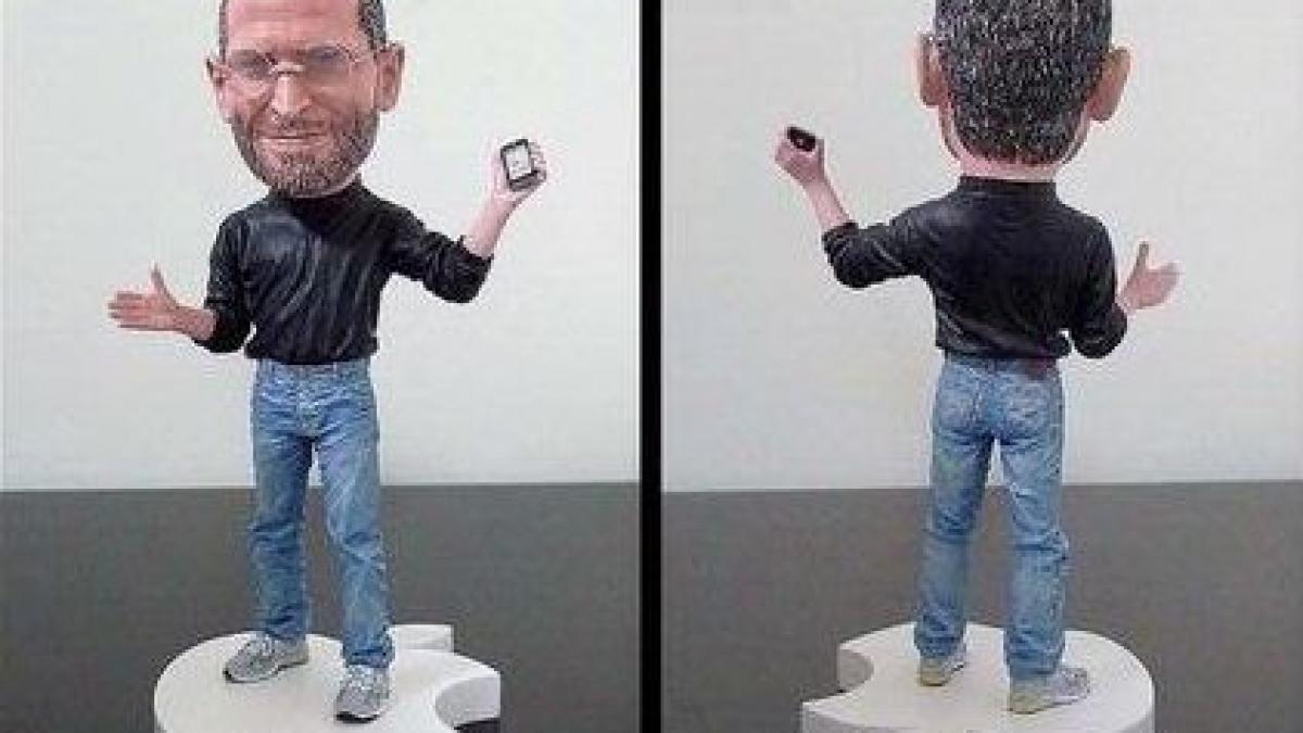 a aparut papusa steve jobs jucaria costa 100 dolari si masoara 30 centimetri