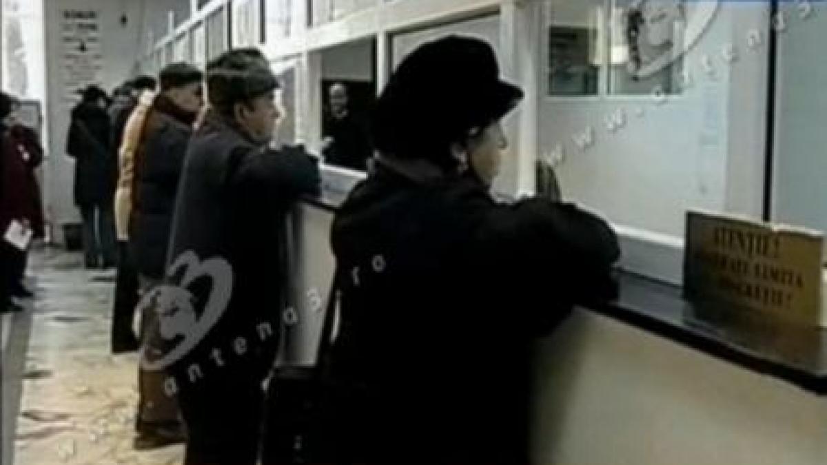 aglomeratie la ghiseele finantelor publice sute de pensionari s au inghesuit sa isi plateasca