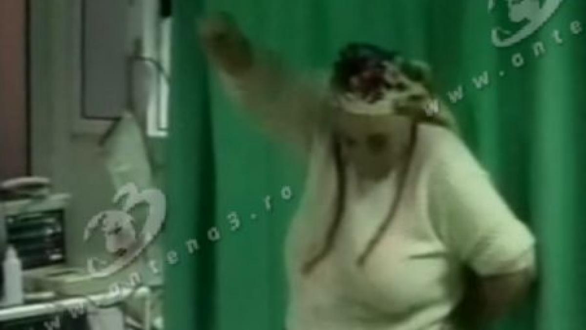 spectacol la spitalul din iasi o femeie beata crita si a smuls perfuziile apoi a inceput sa danseze
