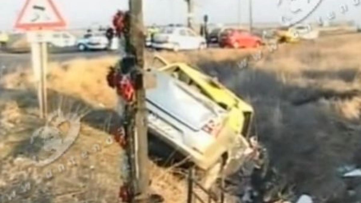 un tanar a furat taxiul tatalui apoi a intrat frontal intr un echipaj de politie care i a blocat