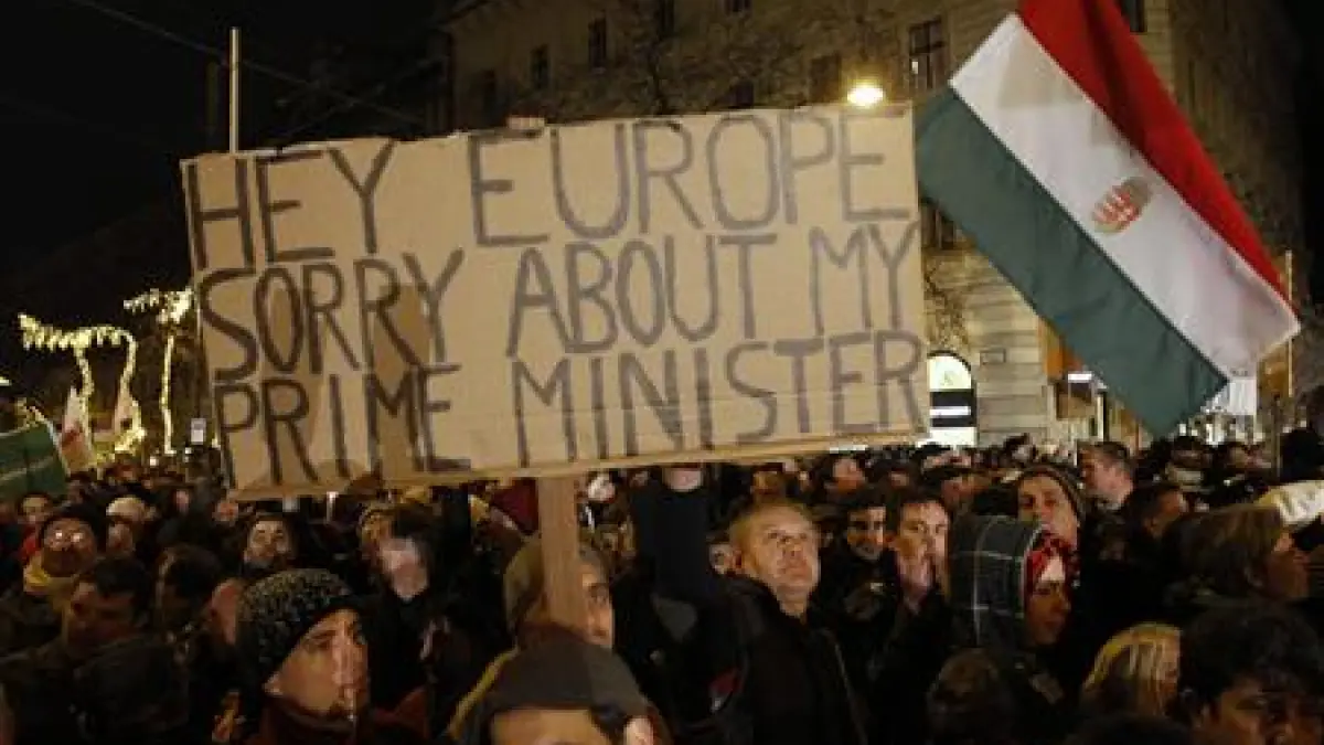zeci de mii de oameni au protestat la budapesta fata de noua constitutie sub sloganul dictatura lui
