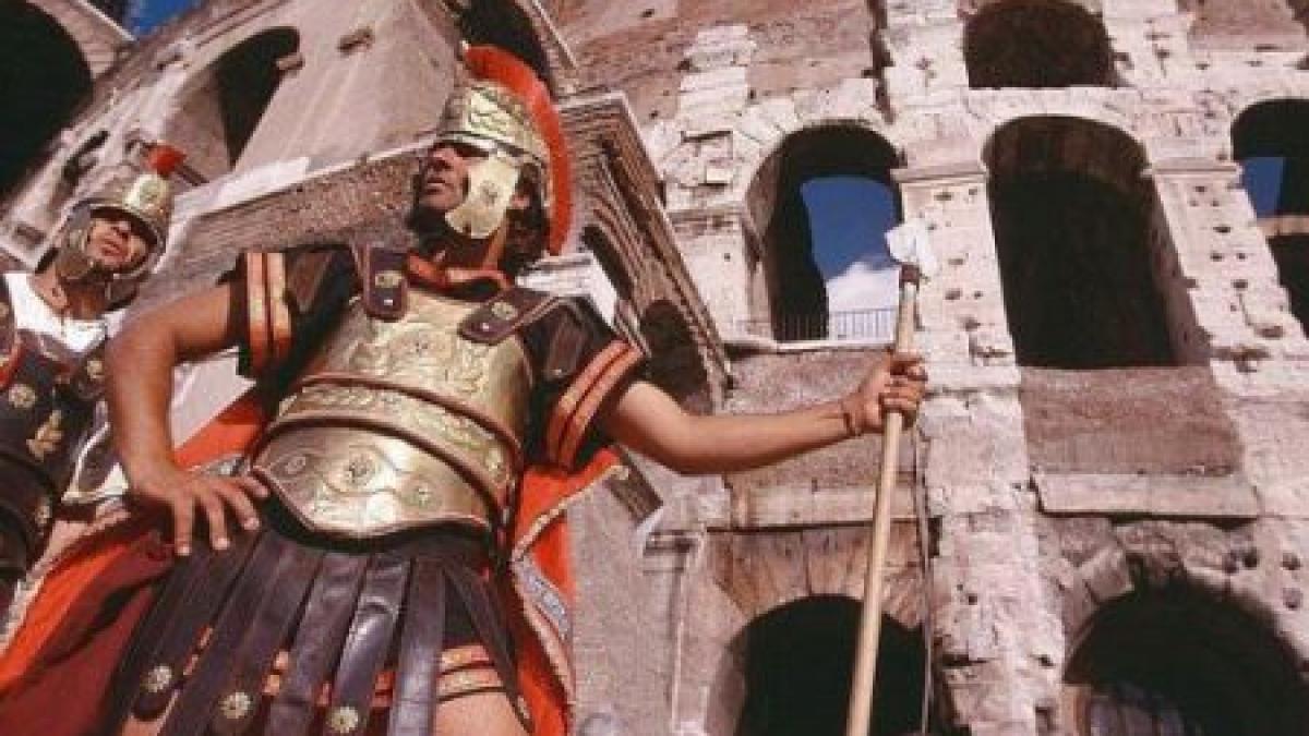 atentie cu cine va fotografiati un roman deghizat in centurion a agresat doi turisti in roma
