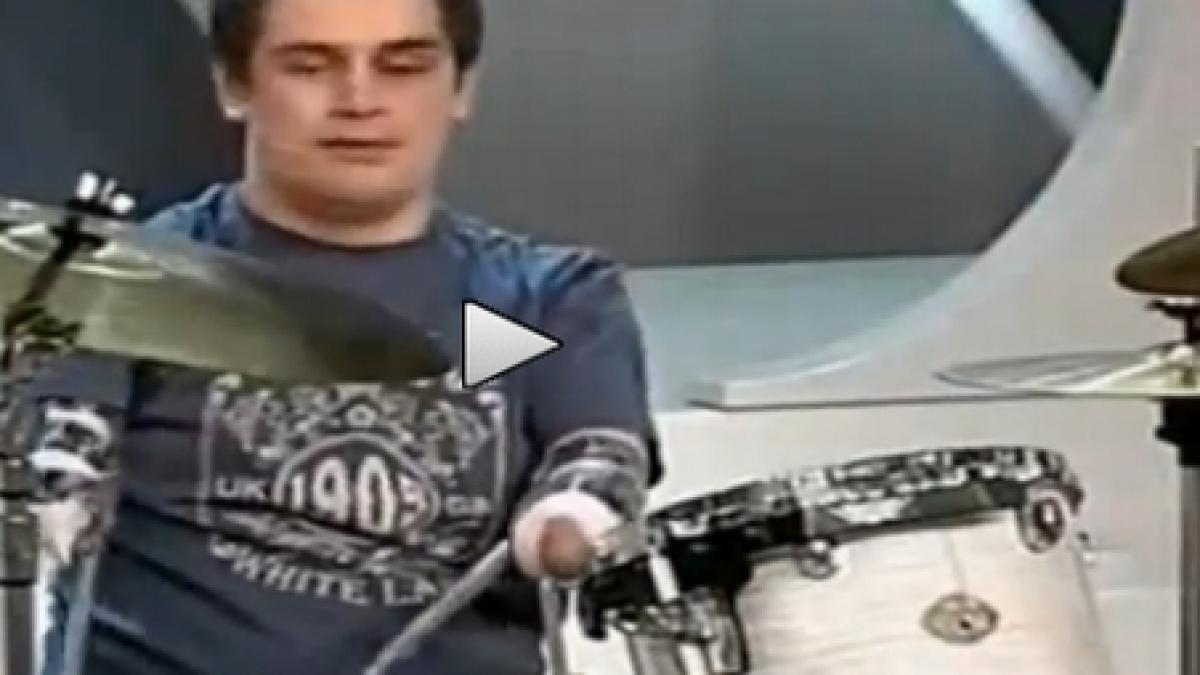 senzational are bratele retezate dar bate tobele ca un profesionist alaturi de cei de la scorpions