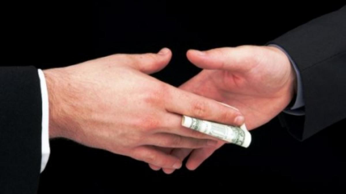 avocat de la baroul bucuresti retinut de dna pentru ca a cerut spaga 20 000 de euro