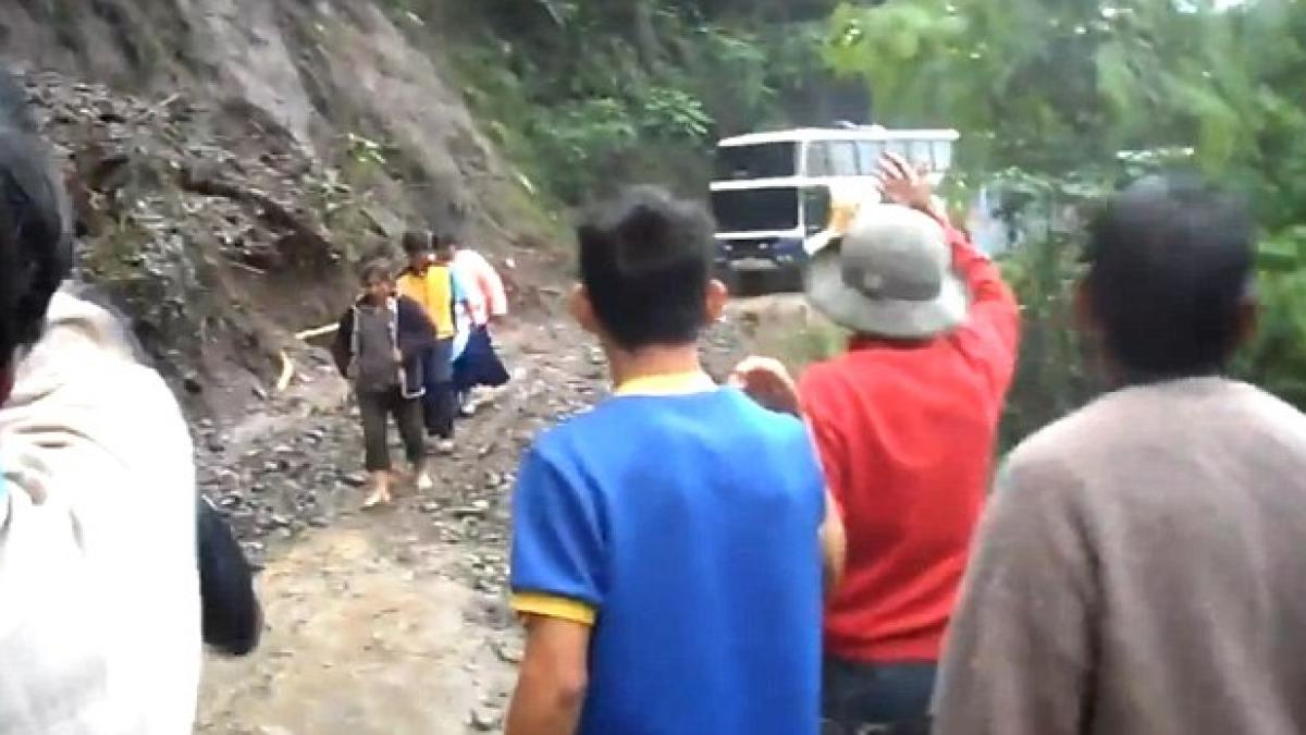 imagini socante un autobuz se prabuseste de pe drumul mortii