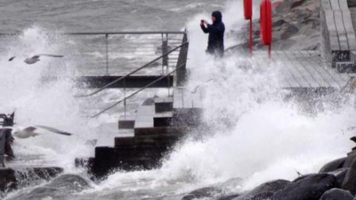 vremea rea face ravagii in europa sute de mii de europeni au ramas pe intuneric doi oameni au murit