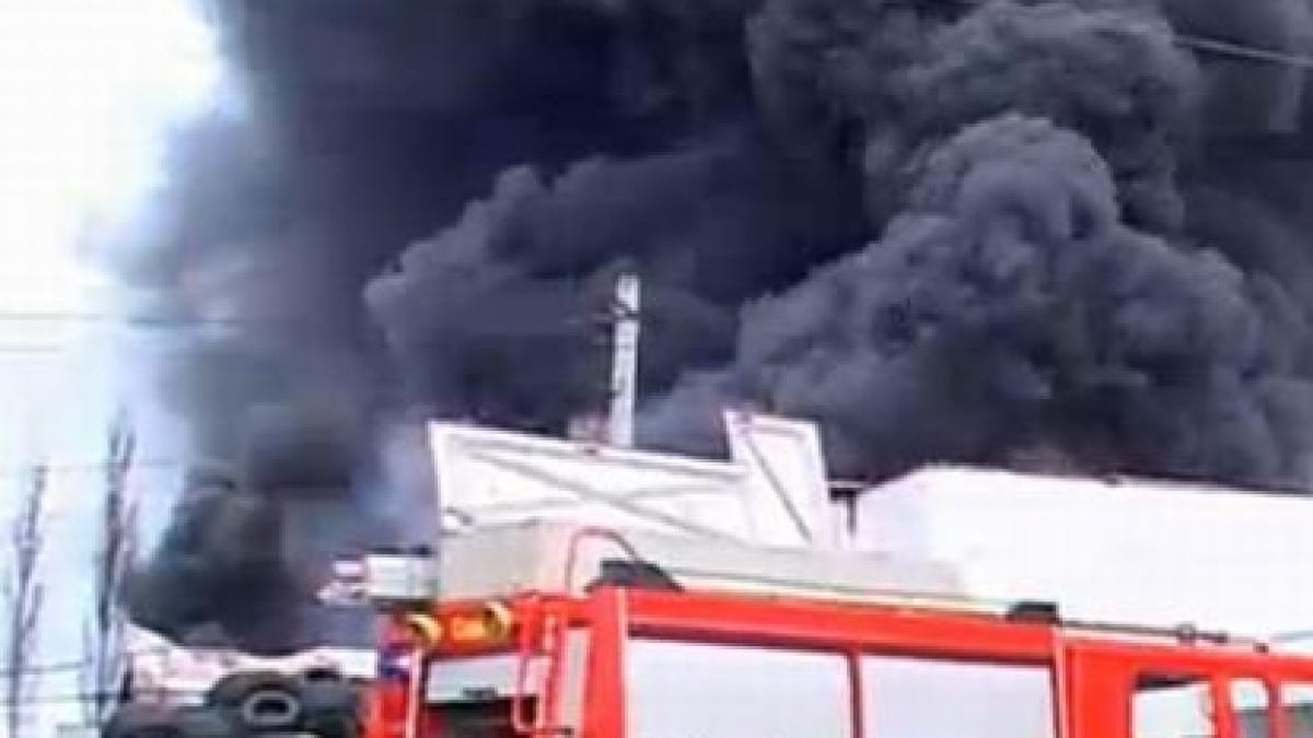 incendiul de la suceava se extinde rapid echipajele de pompieri suplimentate imagini cu fabrica in
