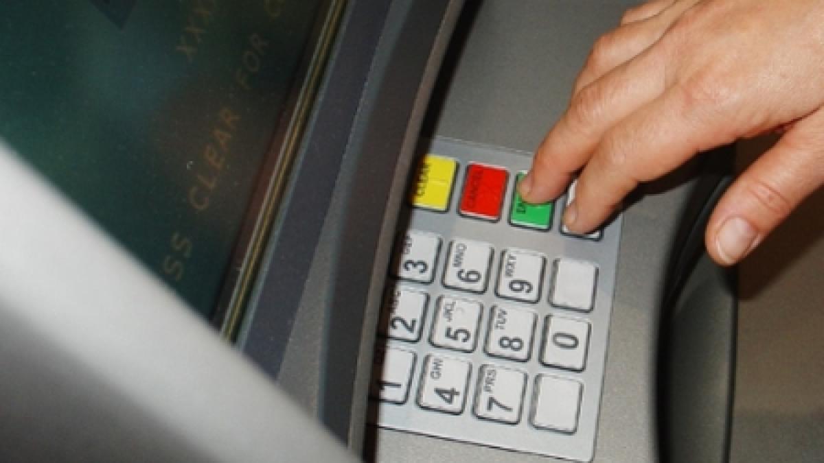 new york roman surprins de politie in timp ce instala dispozitive ilegale la un bancomat new york roman surprins de politie in timp ce instala dispozitive ilegale la un bancomat