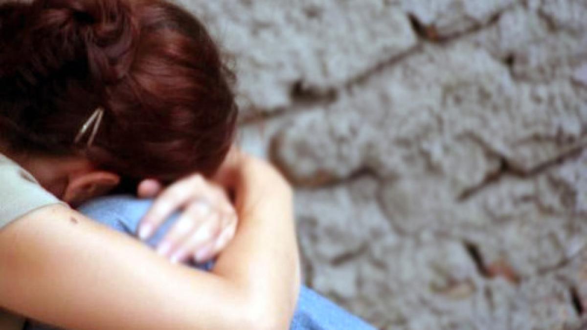 o copila de 11 ani batuta cu salbaticie de trei barbati intr un centru comercial politistii au