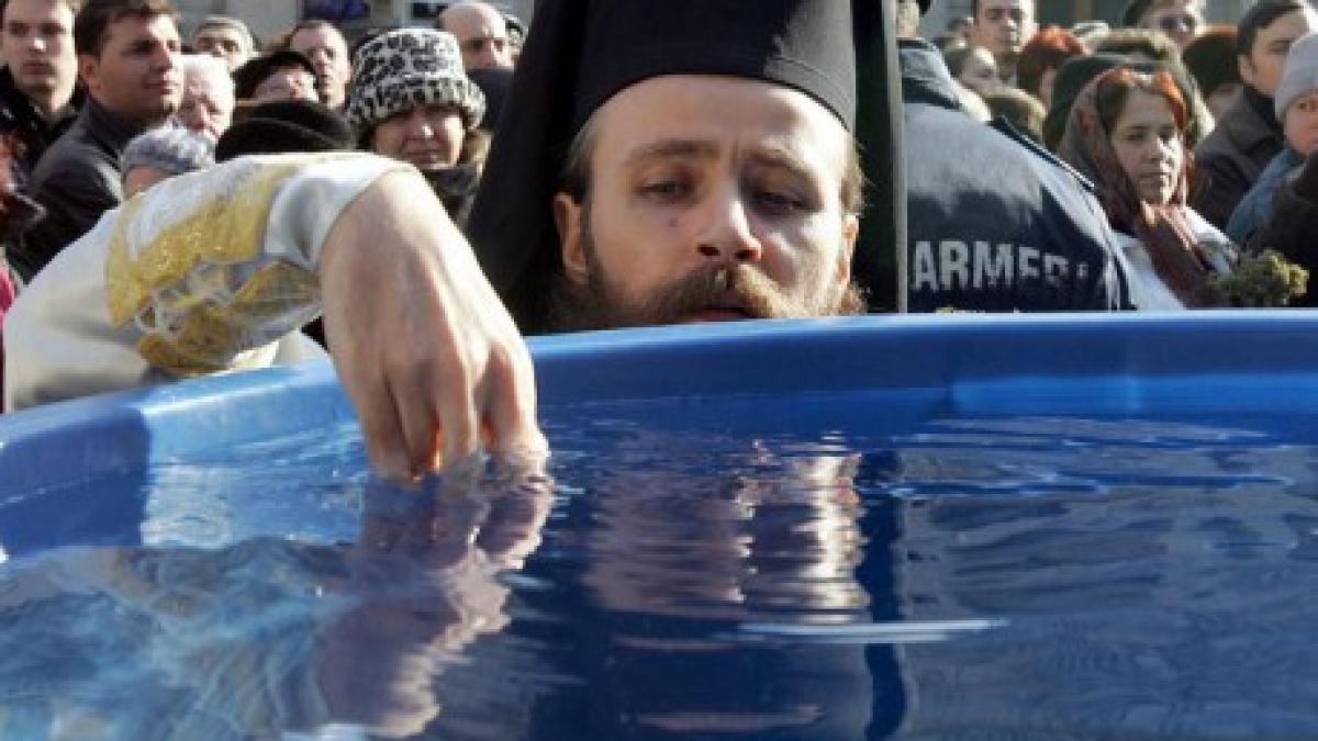 pregatiri impresionante pentru boboteaza la constanta mii de bidoane cu apa au fost umplute de