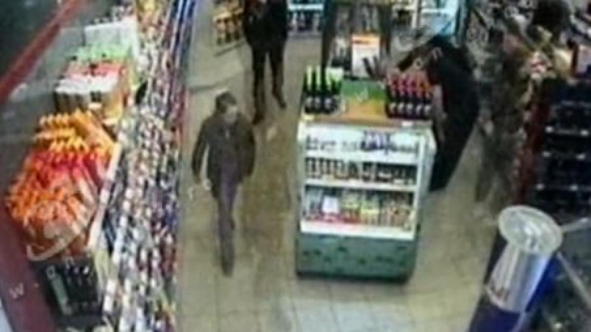 surprinsi in fapt grup de rromi filmat la furat dintr o benzinarie din dej