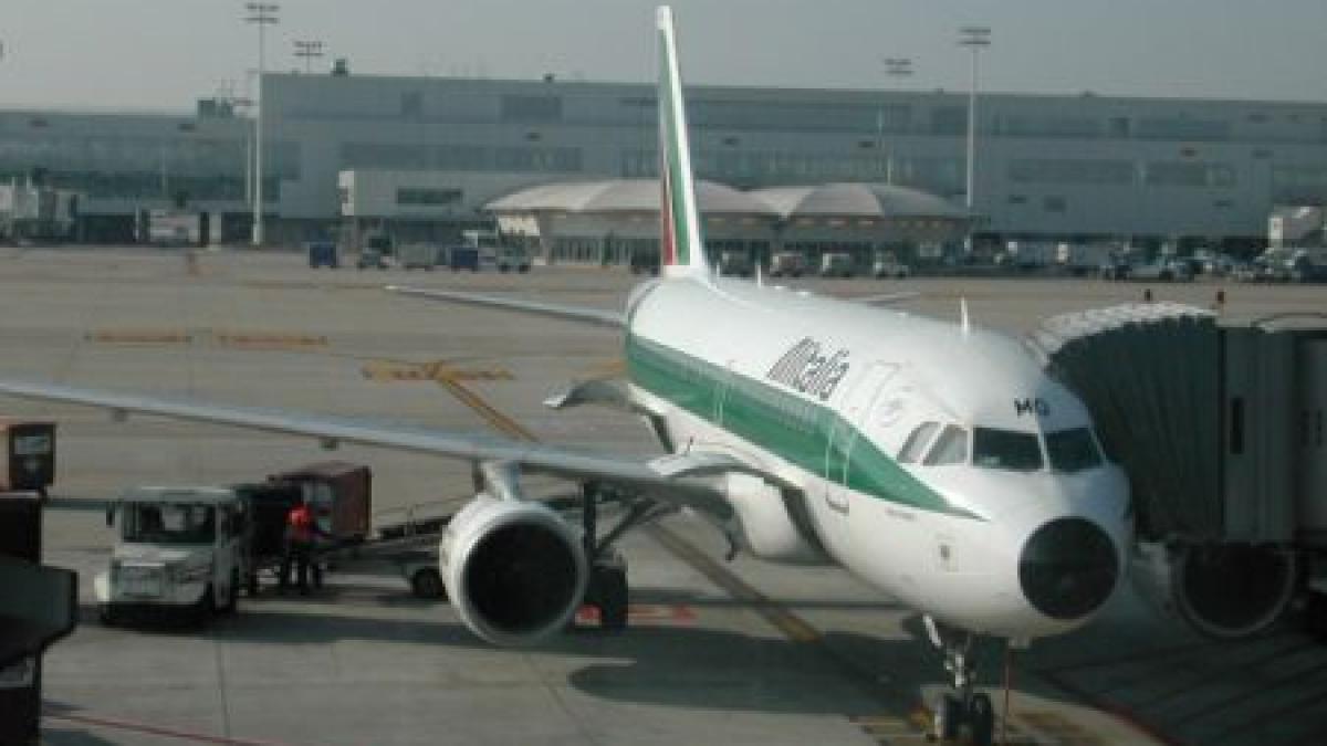 un avion al companiei alitalia retinut la sol pe aeroportul otopeni din cauza unei probleme tehnice
