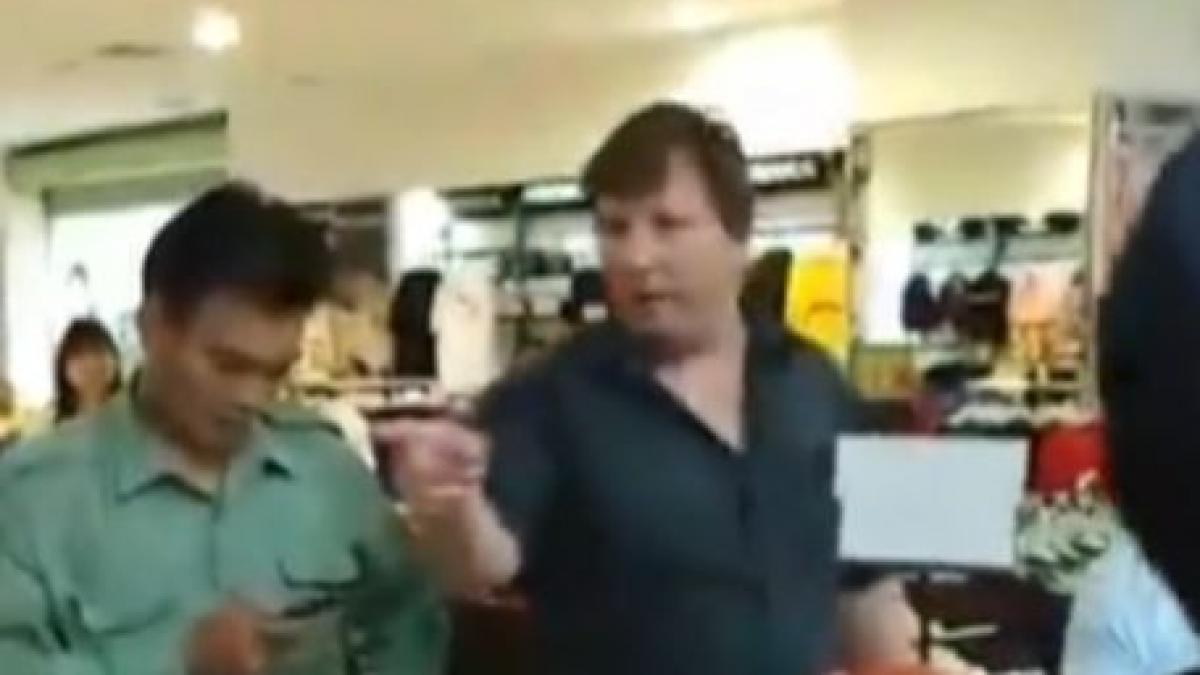 gelozie extrema un barbat se ia la bataie cu mai multi oameni dintr un magazin