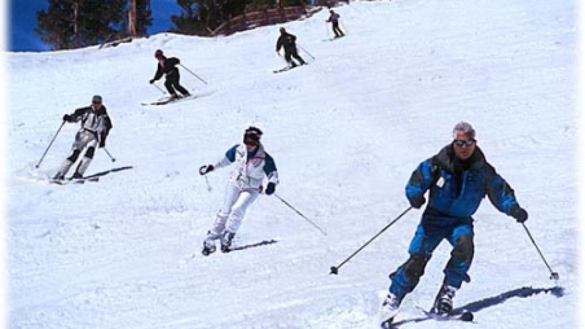 prima ninsoare abundenta a sezonului a atras mii de turisti pe valea prahovei