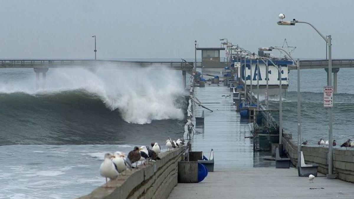 vreme agitata si in america valuri de patru metri inaltime au dus la inchiderea unei promenade din