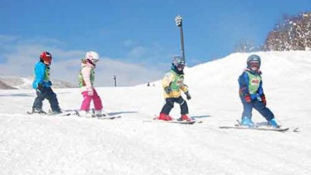desi nu tocmai ieftine taberele de iarna sunt pline de copii dornici sa schieze