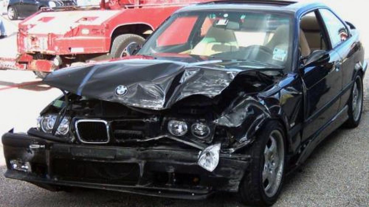 o fata de 19 a murit si alti trei tineri au fost grav raniti in urma unui accident in valcea