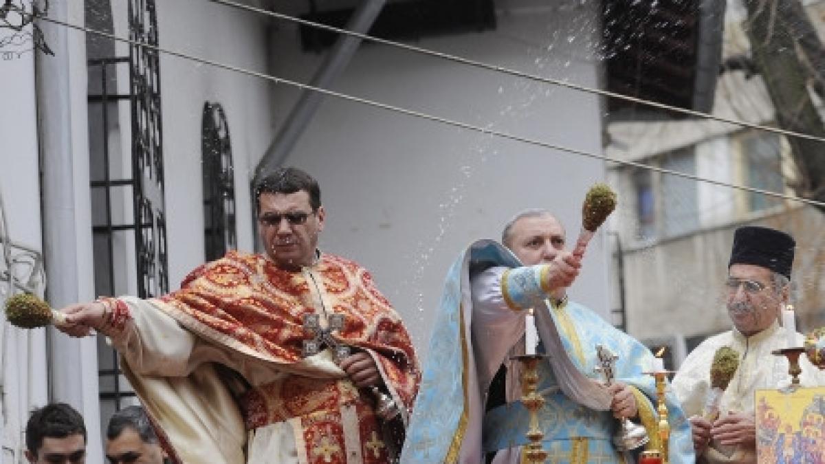 anul nou vine cu obiceiuri noi si pentru biserica preotii obligati sa dea chitanta la boboteaza