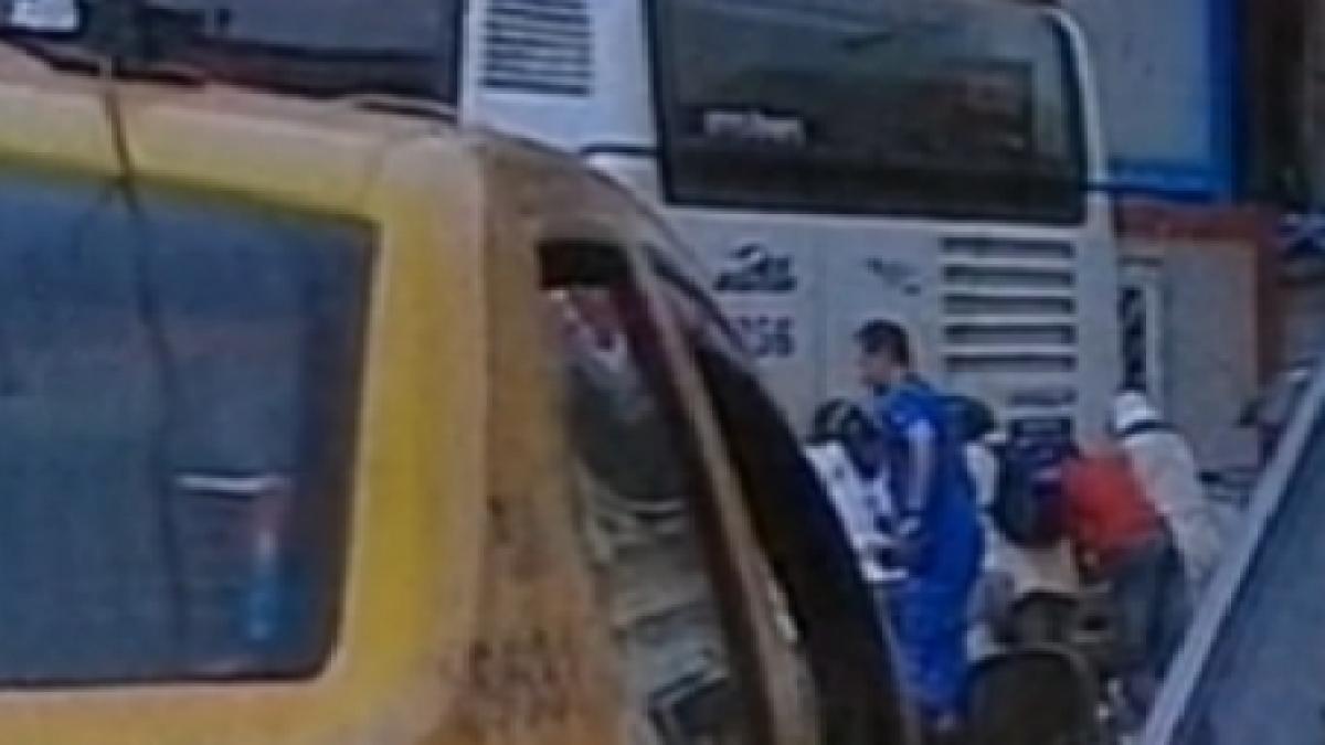 se intampla doar in romania vremuri pe dos vezi troleibuzul impins de pasageri