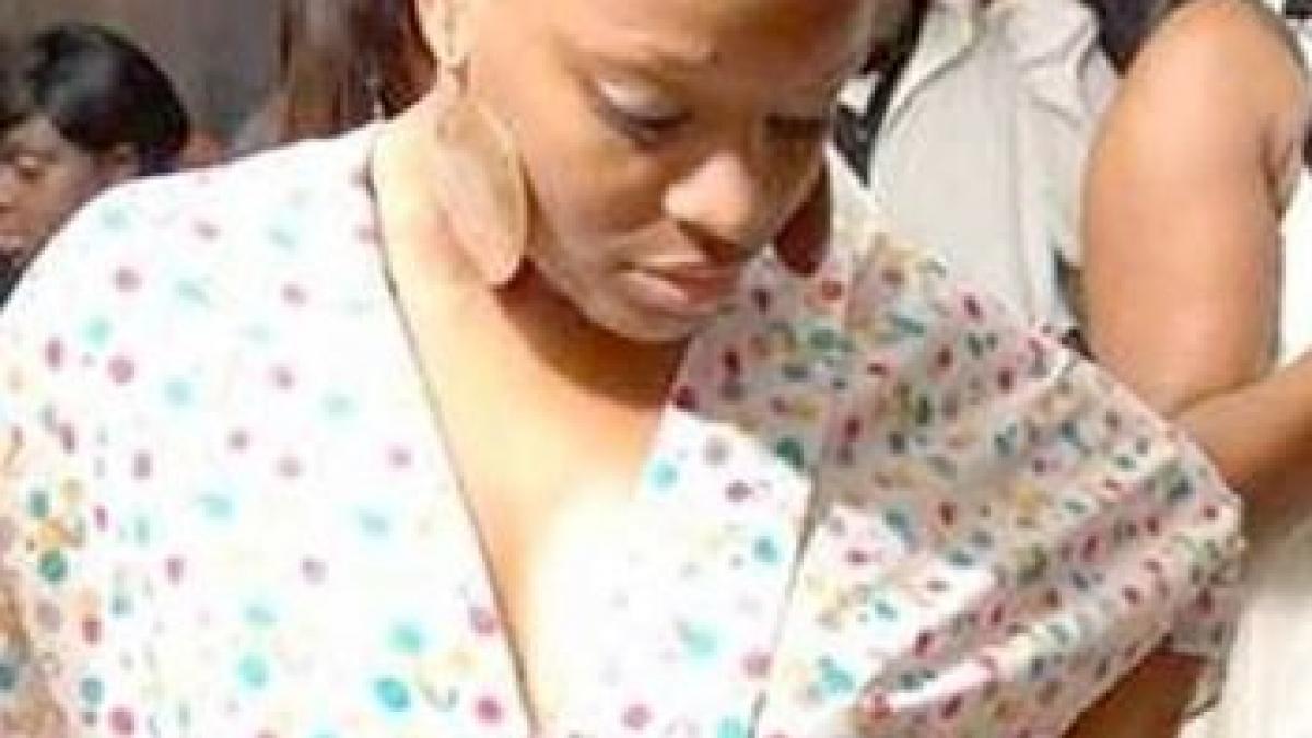 tinuta care ar trebui interzisa vezi cum arata aceasta femeie de la sani in jos