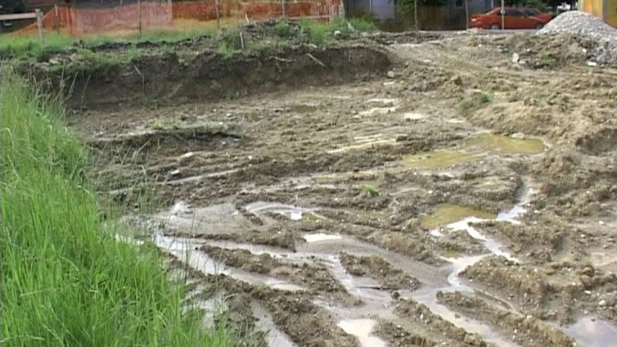 comuna care are strazi pline de gunoaie locuinte fara apa curenta dar o casa de cultura renovata cu