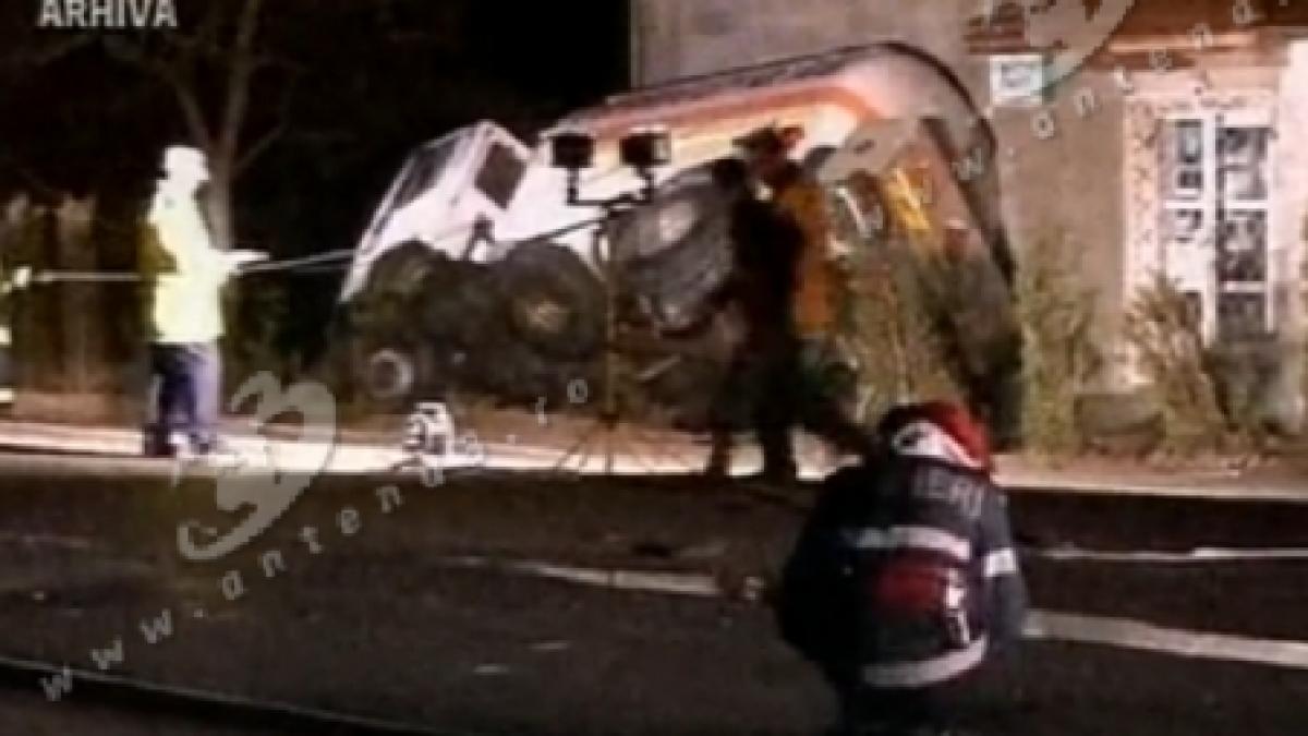 dn 1 blocat dupa ce o cisterna cu gpl s a rasturnat mai multe case au fost evacuate din cauza