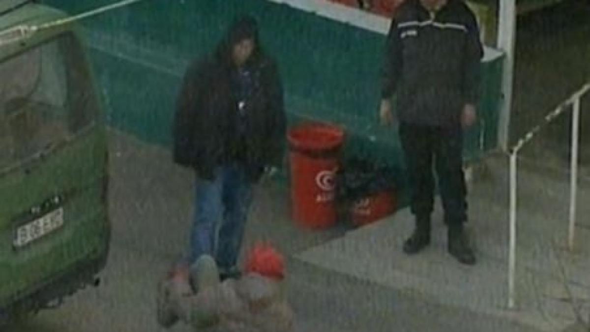 socant un om fara adapost este pus jos si batut fara mila de patronul unui magazin