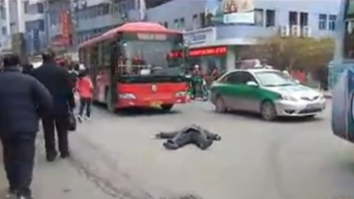 indiferenta ne este fatala un barbat lesinat este lasat sa zaca in mijlocul unei strazi aglomerate