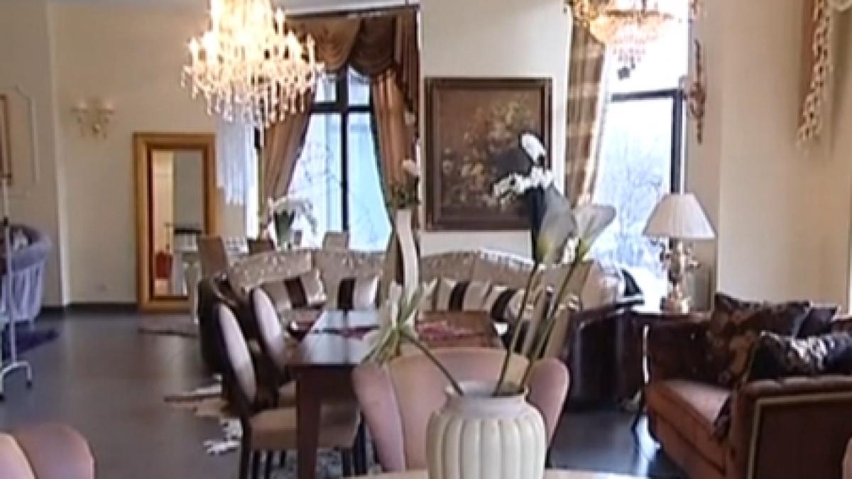 se poarta mobila aurita cu textura catifelata si cristale afla cat te ar costa mobilarea completa a