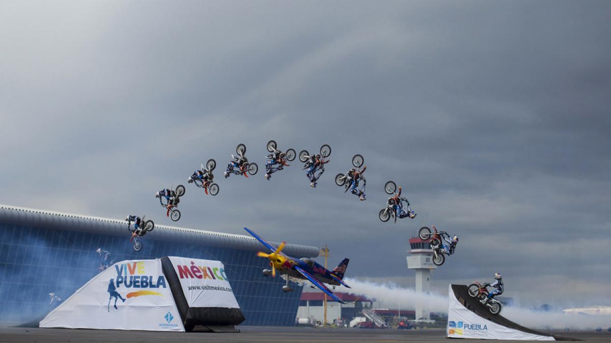 dubla cascadorie efectuata intr un show extrem