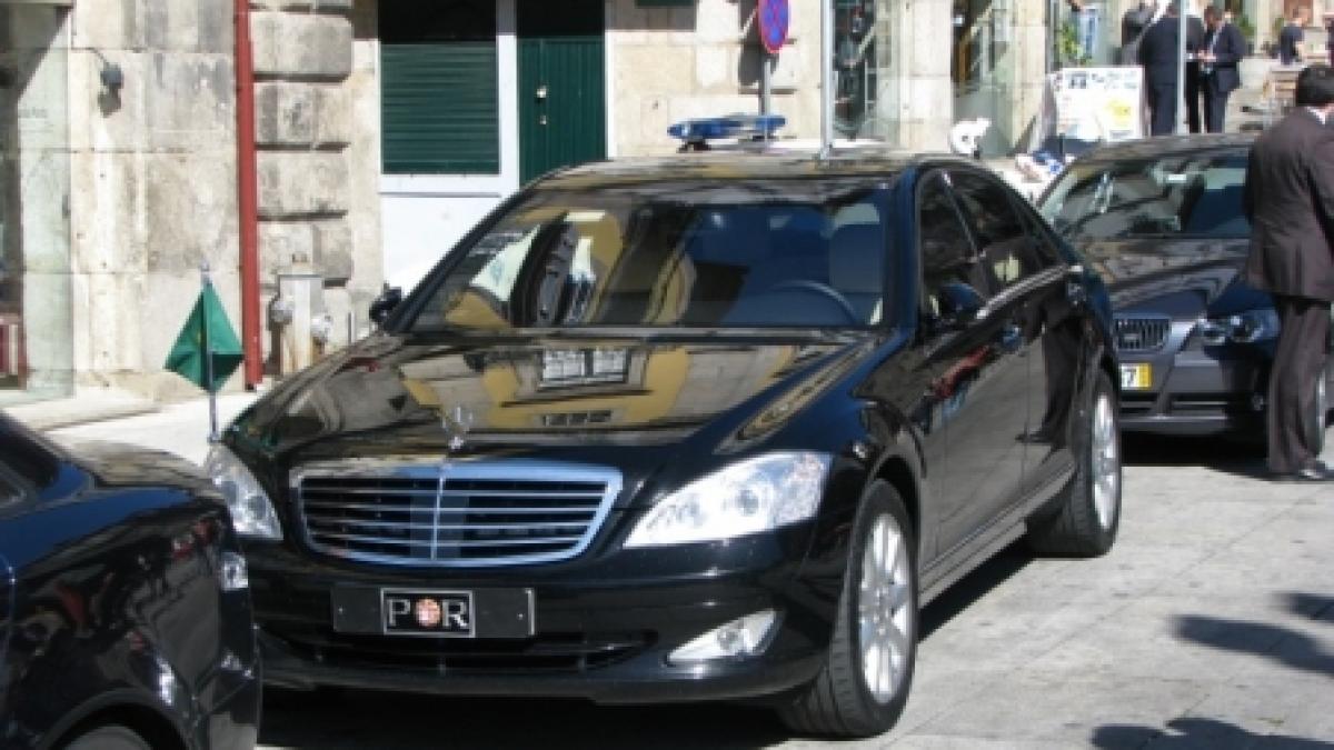 italienii strang cureaua mai putine limuzine pentru autoritati