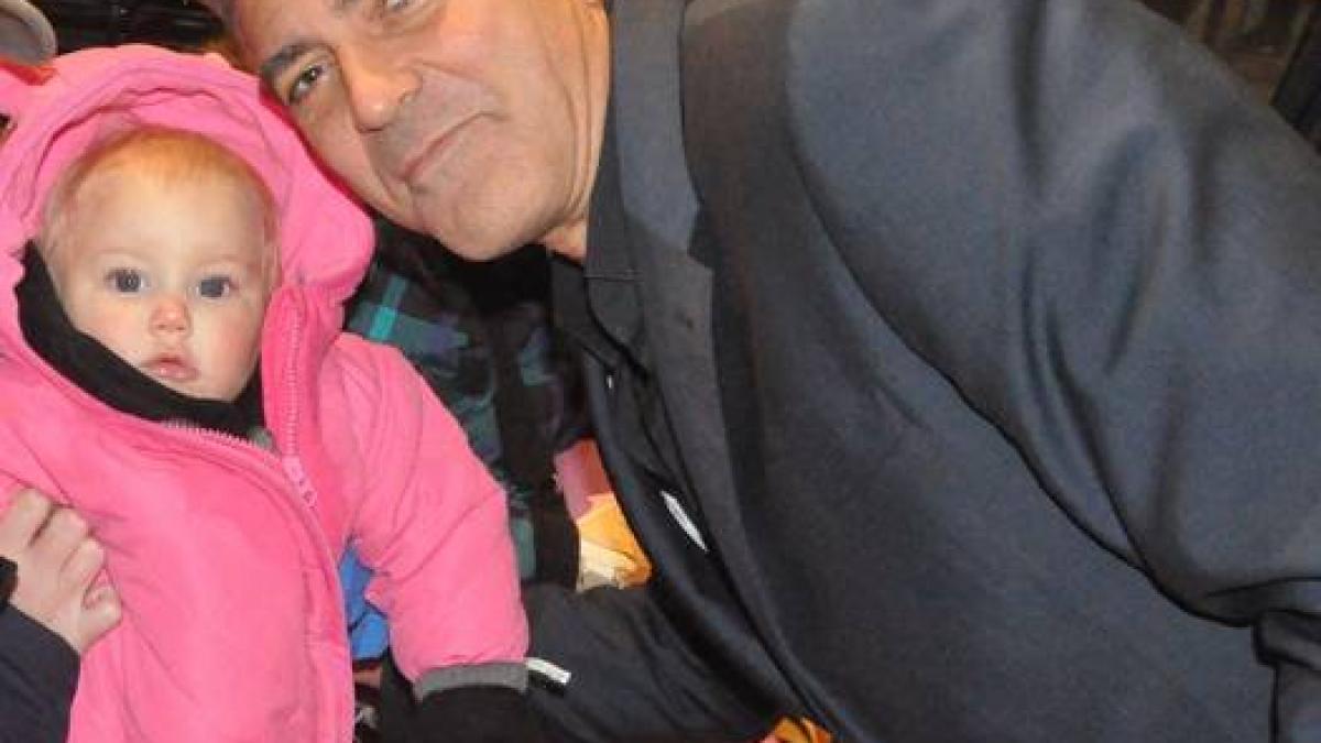 toti ar dori sa fie in pielea ei a fost luata in brate de 130 de vedete povestea fetitei care