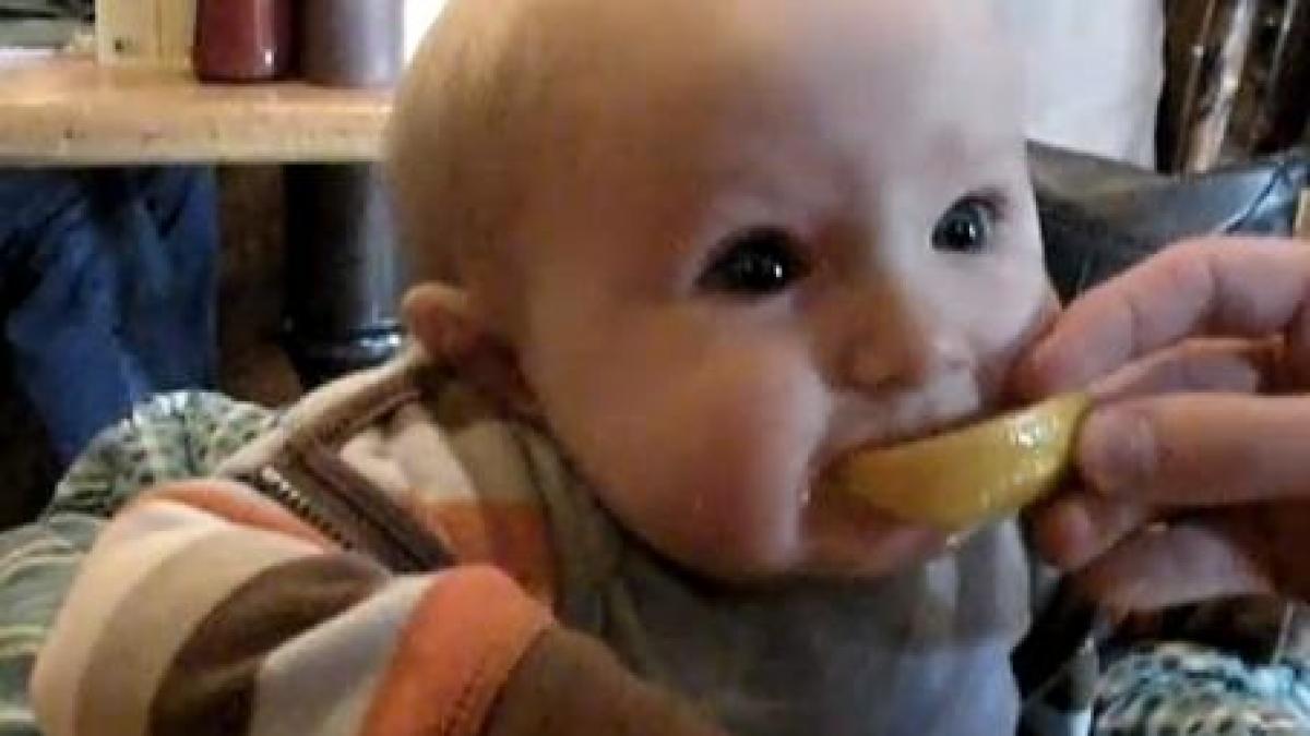 vezi cum reactioneaza bebelusul cand gusta prima data o lamaie iti va face ziua mai buna