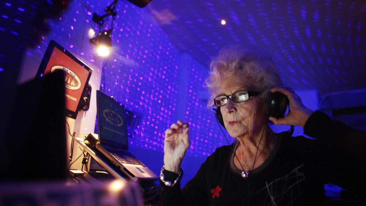 dk wika este o bunica de 73 de ani care mixeaza toata noaptea intr un club din varsovia