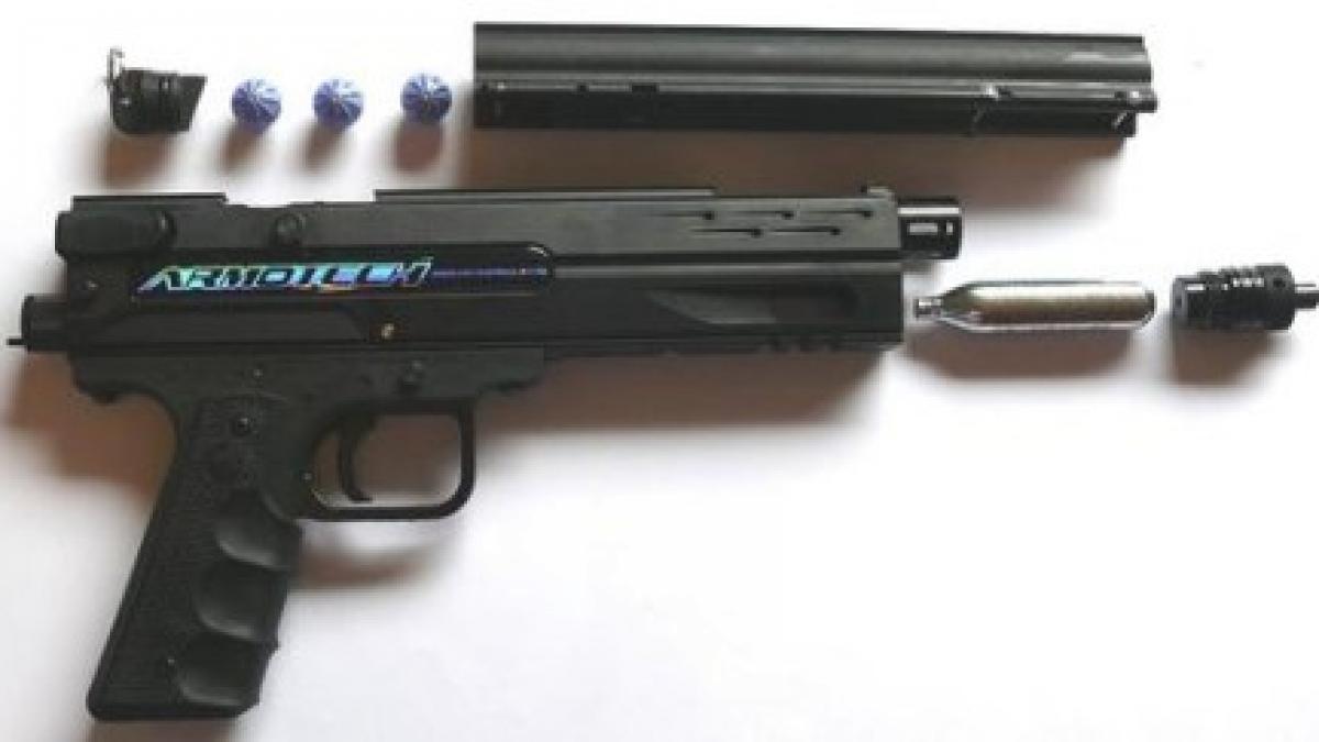 galati trei persoane cu antecedente penale au atacat cu arme albe agentii de paza ai unui club