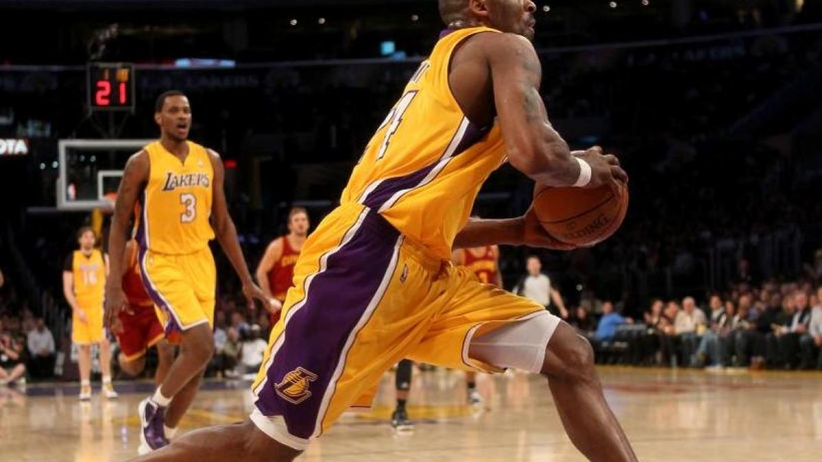 kobe bryant de neoprit al treilea meci consecutiv cu cel putin 40 de puncte marcate