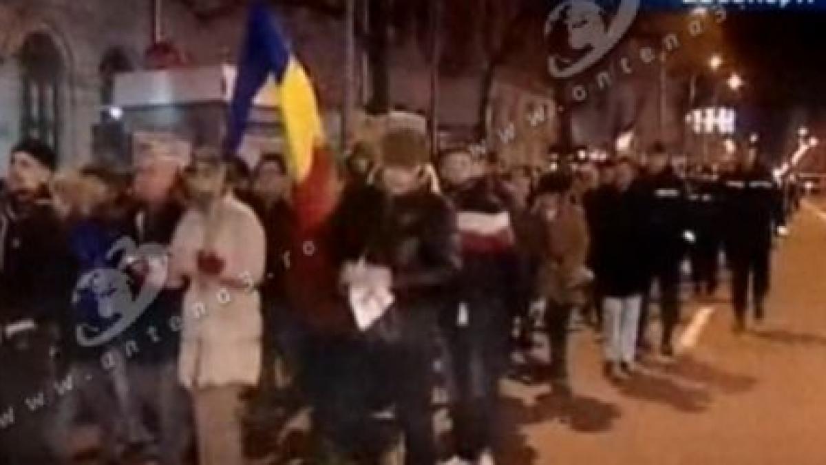 protestatarii de la cotroceni speram sa il dam jos pe traian basescu