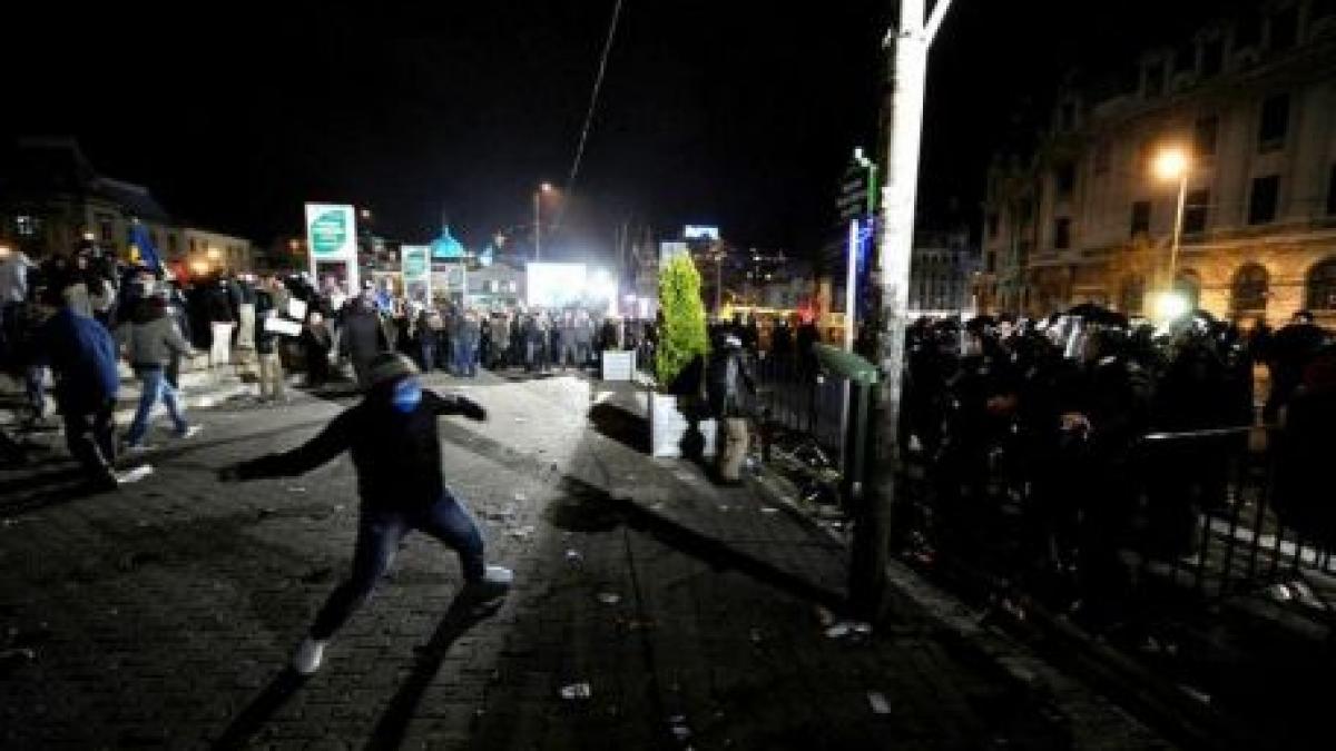 echipa de reporteri ai antena 3 agresata de huliganii aflati la proteste