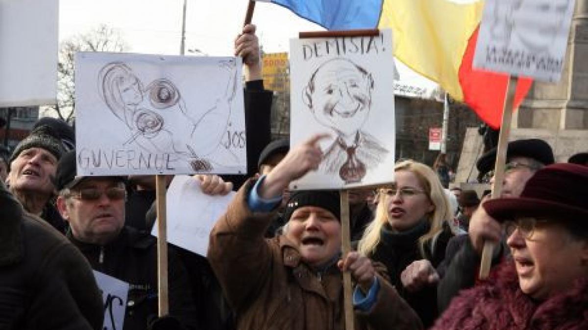 protestatarii de la brasov ard imaginile cu traian basescu