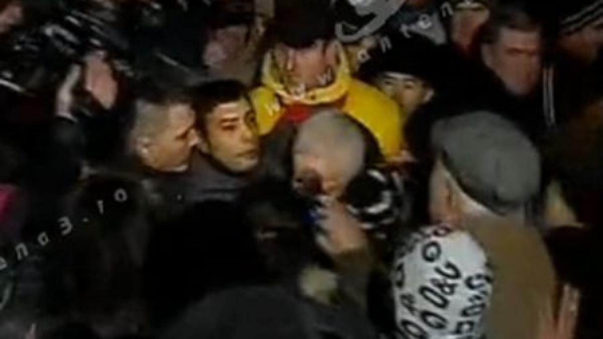 a cautat o cu lumanarea irinel columbeanu imbrancit de manifestantii din piata universitatii