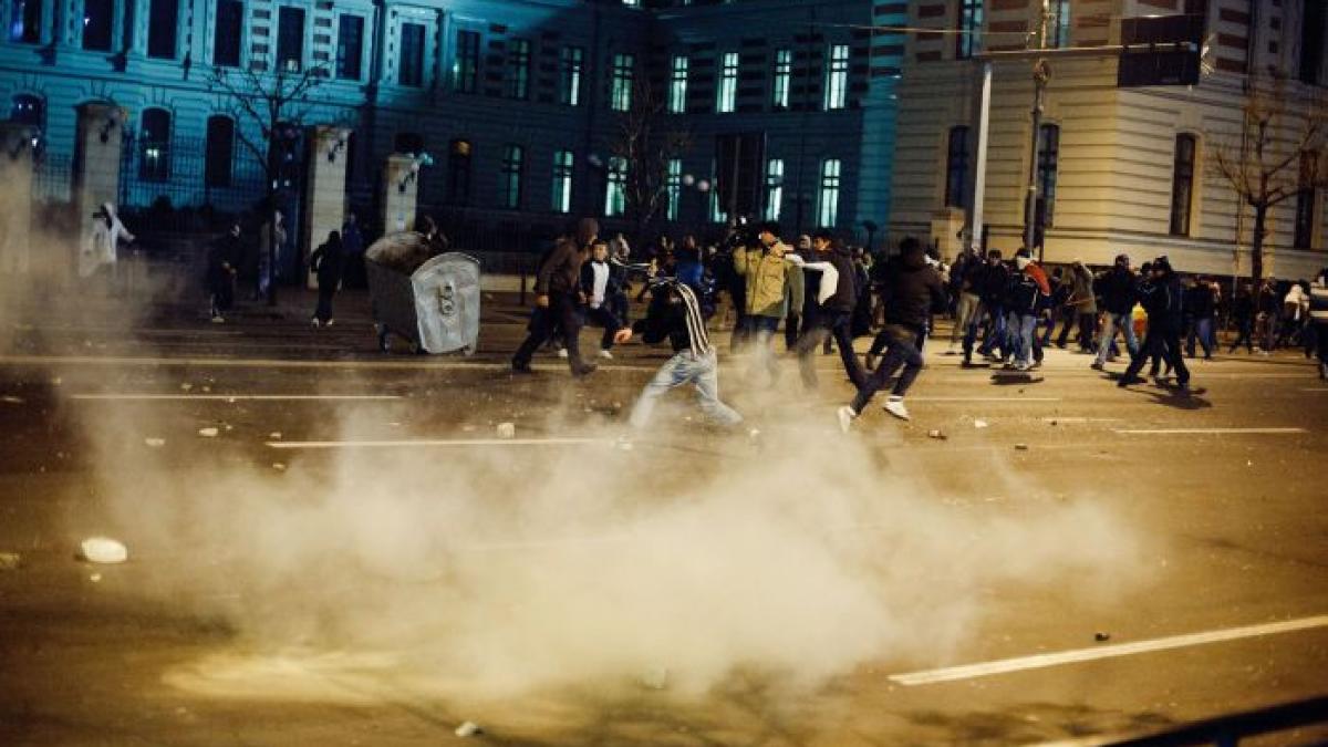 bucurestiul ca dupa razboi magazine vandalizate semne de circulatie smulse din pamant statii