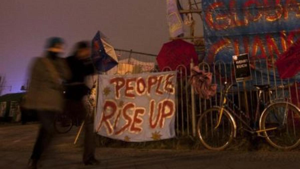 europa fierbe o lume diferita este posibila germanii si grecii au iesit in strada ca sa si strige