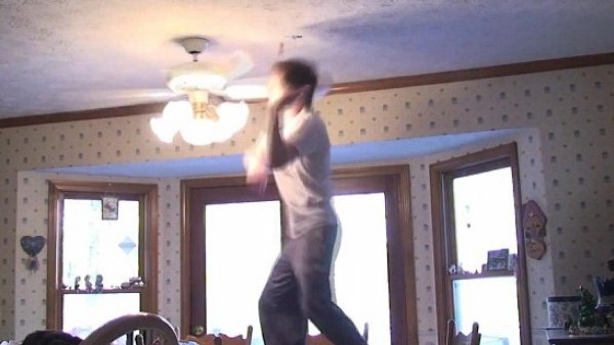 isi spune cascadorul dar tocmai a stabilit o noua culme a penibilului vezi ce a facut cu lustra