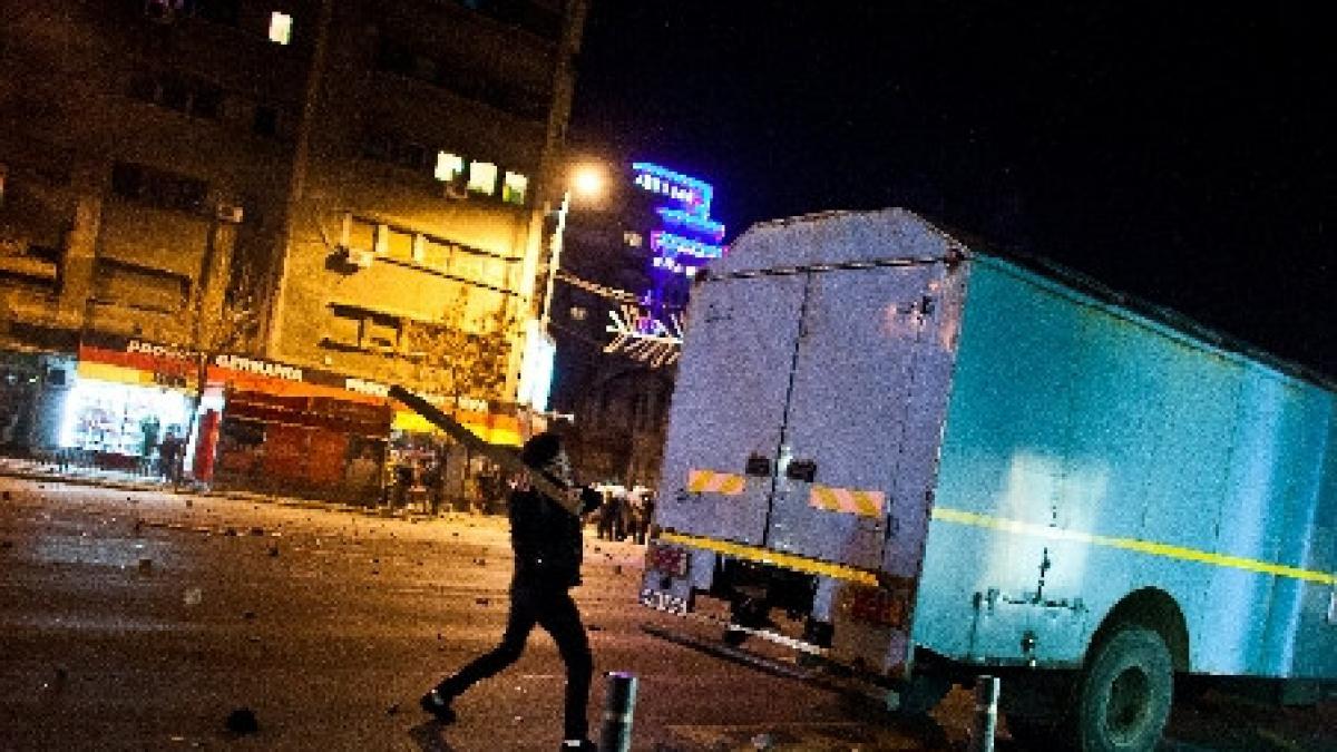 peste 40 de autovehicule din dotarea mai sifonate in urma violentelor din capitala