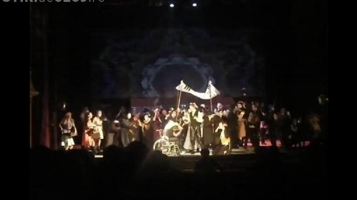 artisti imbracati in uniforme smurd si indemnuri la revolutie la opera romana din cluj