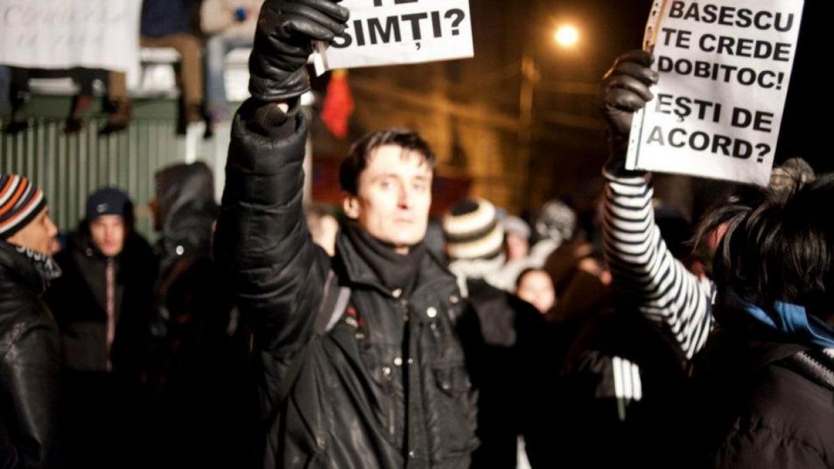 basescu te crede dobitoc esti de acord imaginile care striga nemultumirile romanilor